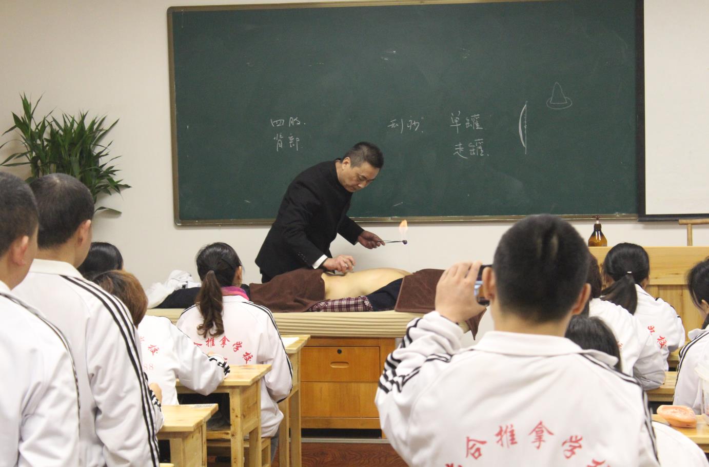 如果你想?yún)⒓影呐嘤?xùn)拿證書，建議你選擇重慶六合學(xué)校