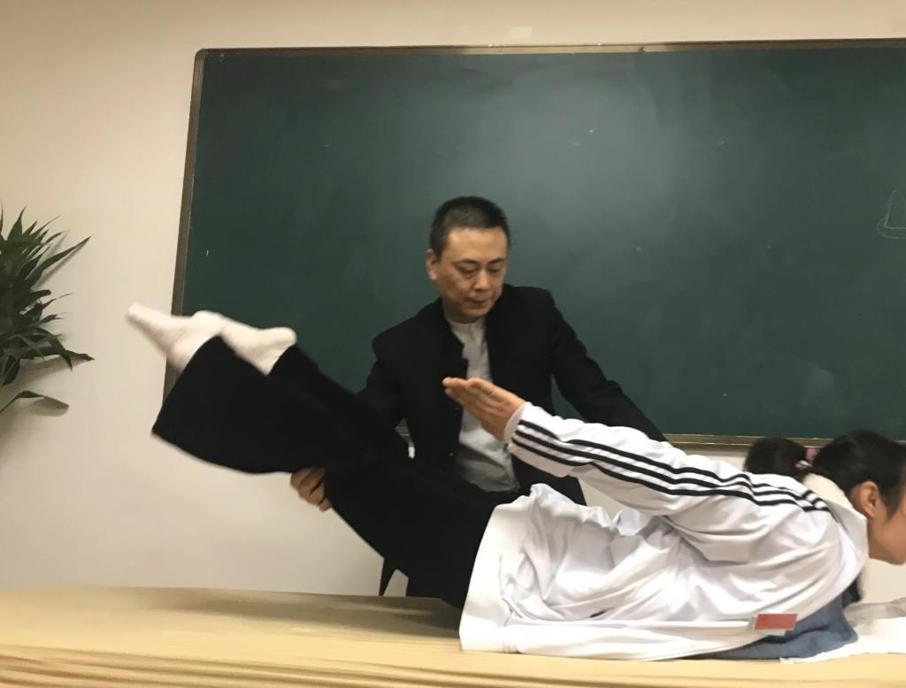 如果你想?yún)⒓影呐嘤?xùn)拿證書，建議你選擇重慶六合學(xué)校