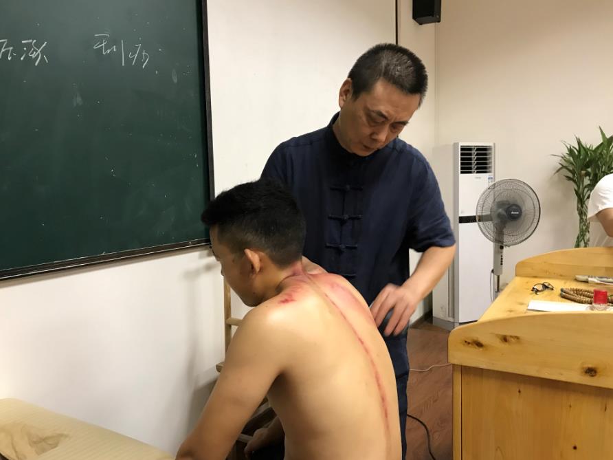 刮痧可以治療肩周炎嗎？重慶有專業(yè)的刮痧培訓(xùn)嗎？