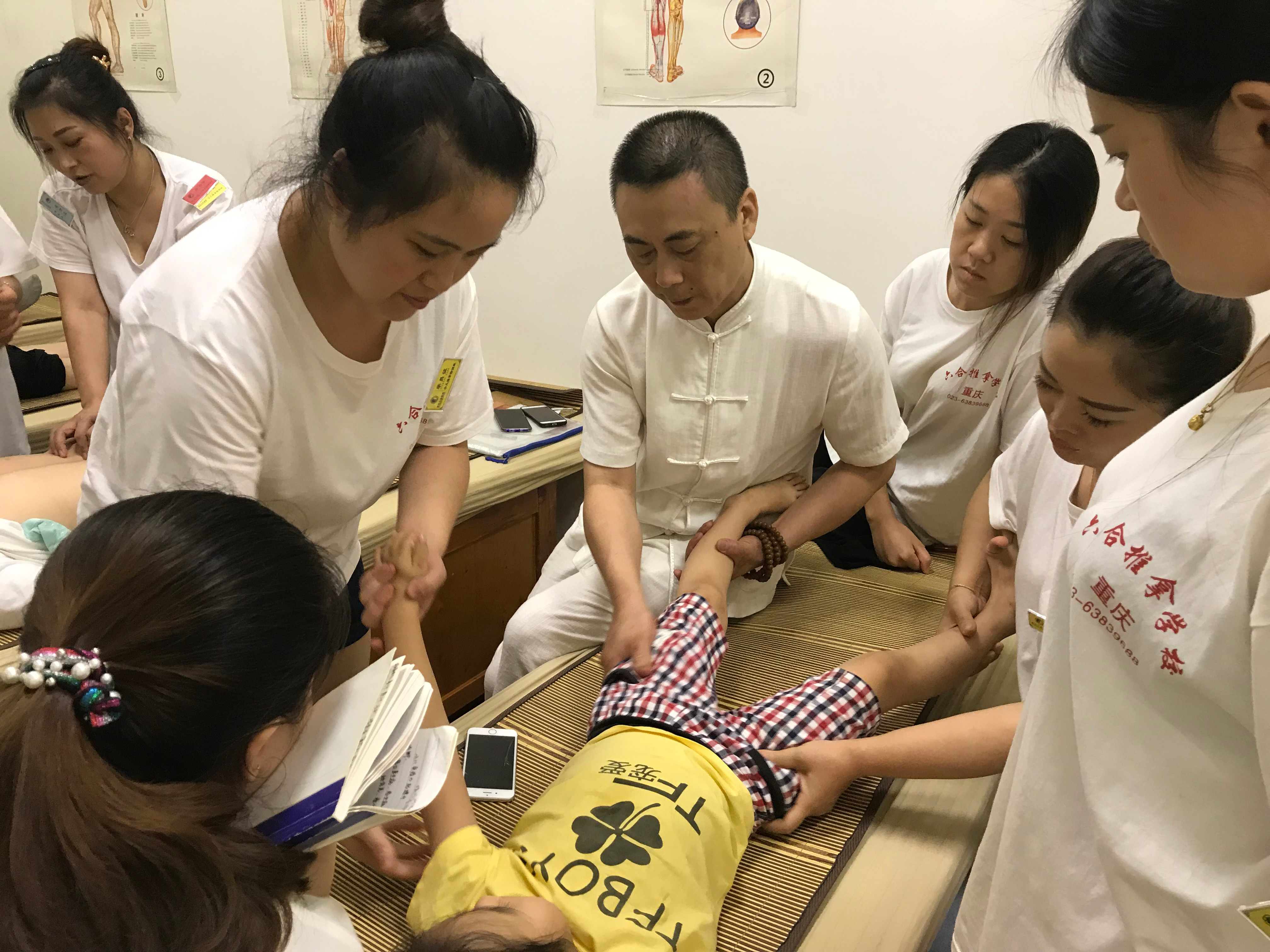 小兒推拿治療小兒驚嚇發燒的手法是什么？重慶有小兒推拿培訓班嗎？